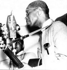 Elmore_James_at_mic