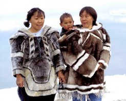746px_Inuit_Kleidung_1