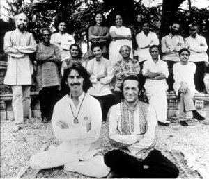 George_Harrison_adn_Pandit_Ravi_Shankar_with_other_Artists_