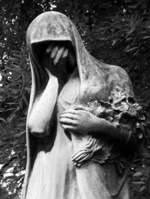 Crying_statue_peche_Lachaise_cemetery