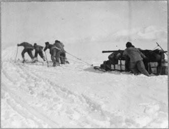 men_pulling_sled_on_beardmore