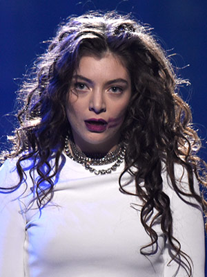 Lorde_amas_lipstick