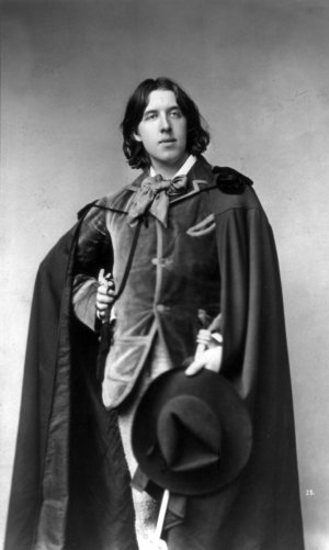 Oscar_Wilde_with_cape_and_hat_by_Sarony_cph.3b16950