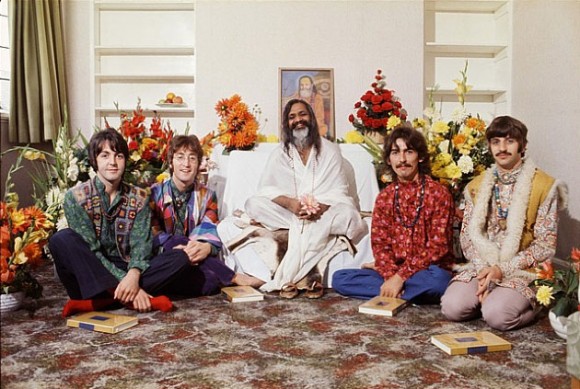 67_beatles_maharishi_mahesh_yogi_002_580x389