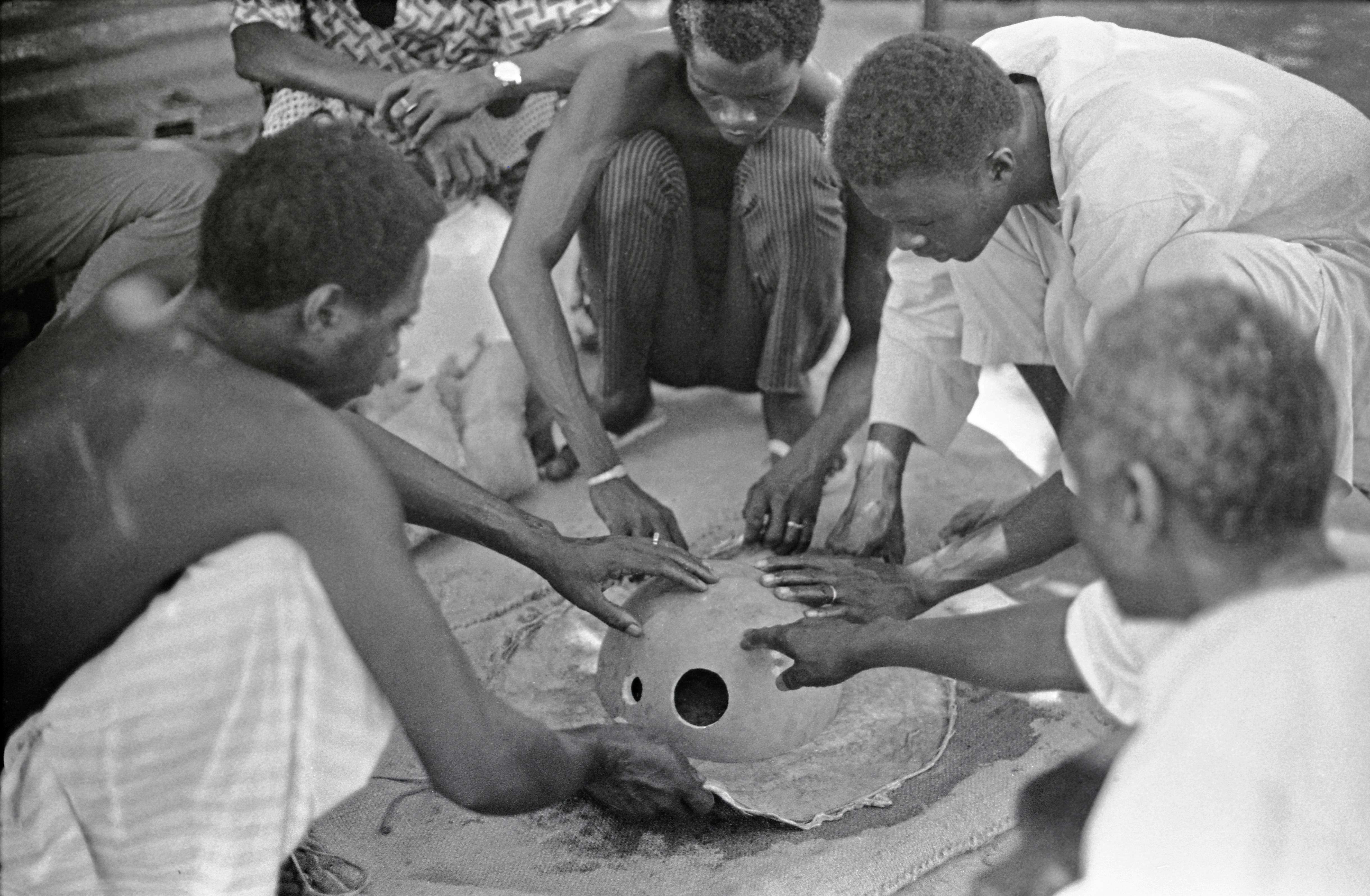 Bai_and_Dembo_Konte_and_apprentices_making_a_small_kora__2___photo_by_Susan_Gunn_Pevar