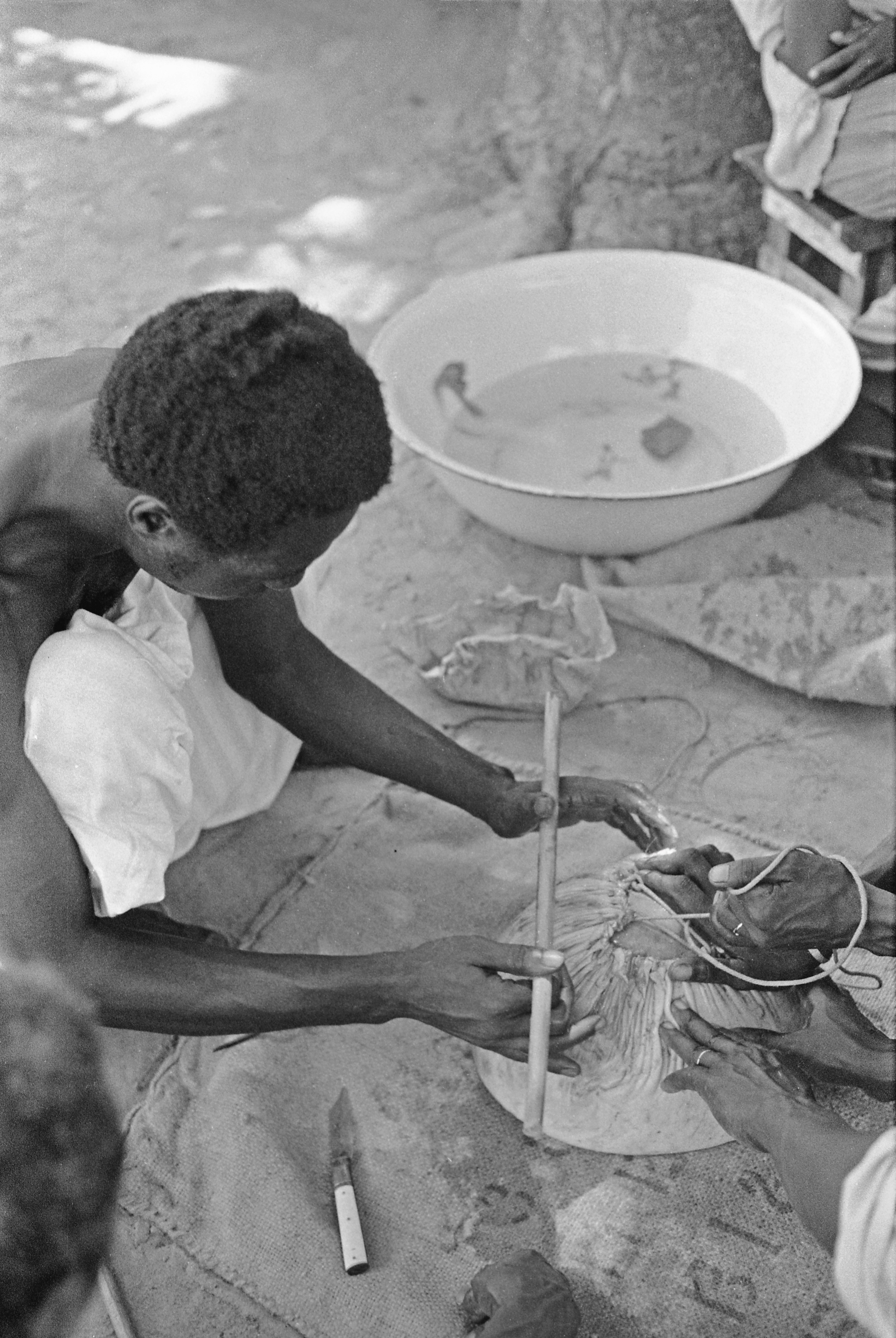Bai_and_Dembo_Konte_and_apprentices_making_a_small_kora__3___photo_by_Susan_Gunn_Pevar