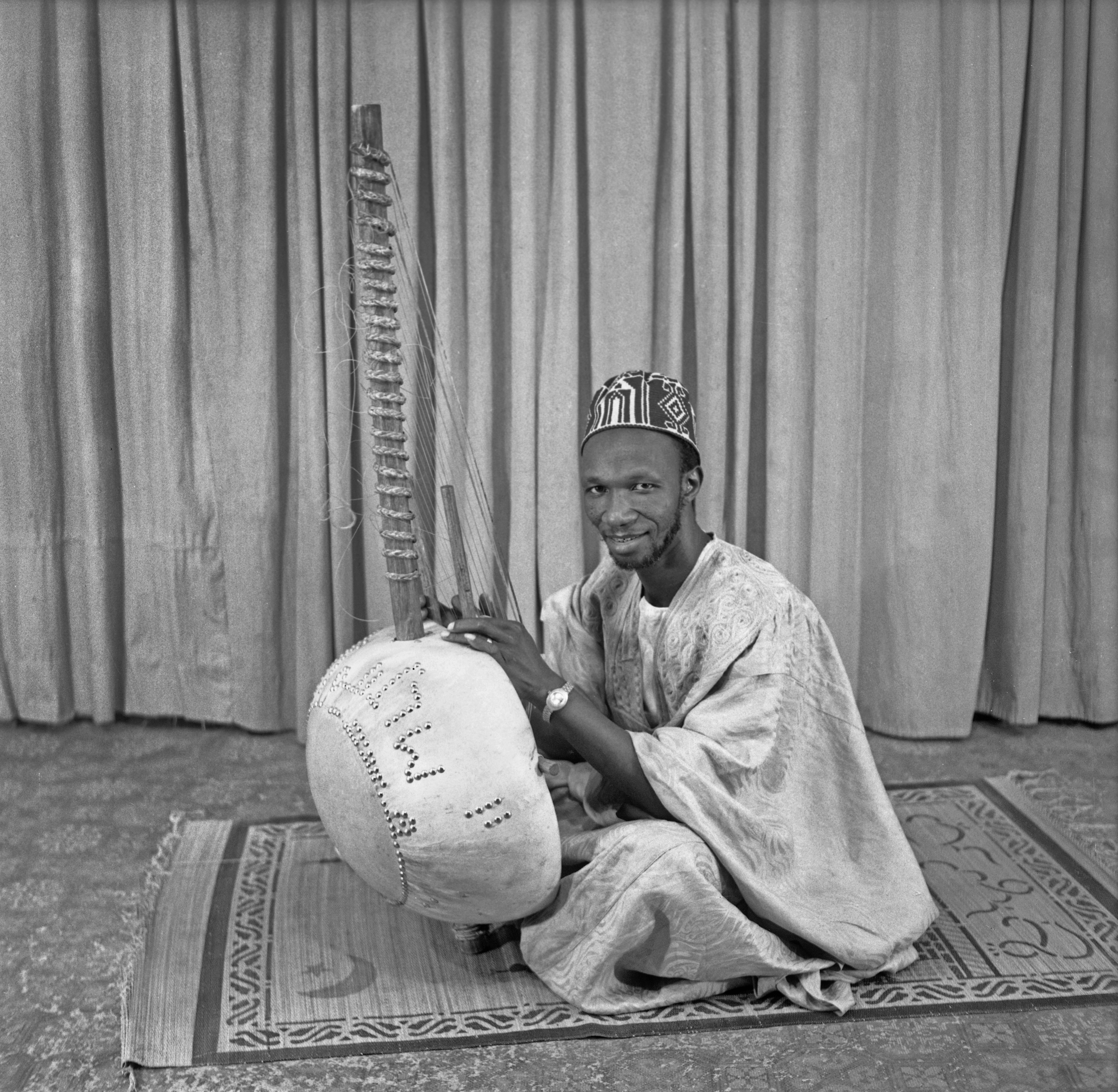 Ma_Lamini_Jobate_playing_Kora__photo_by_Marc_Pevar