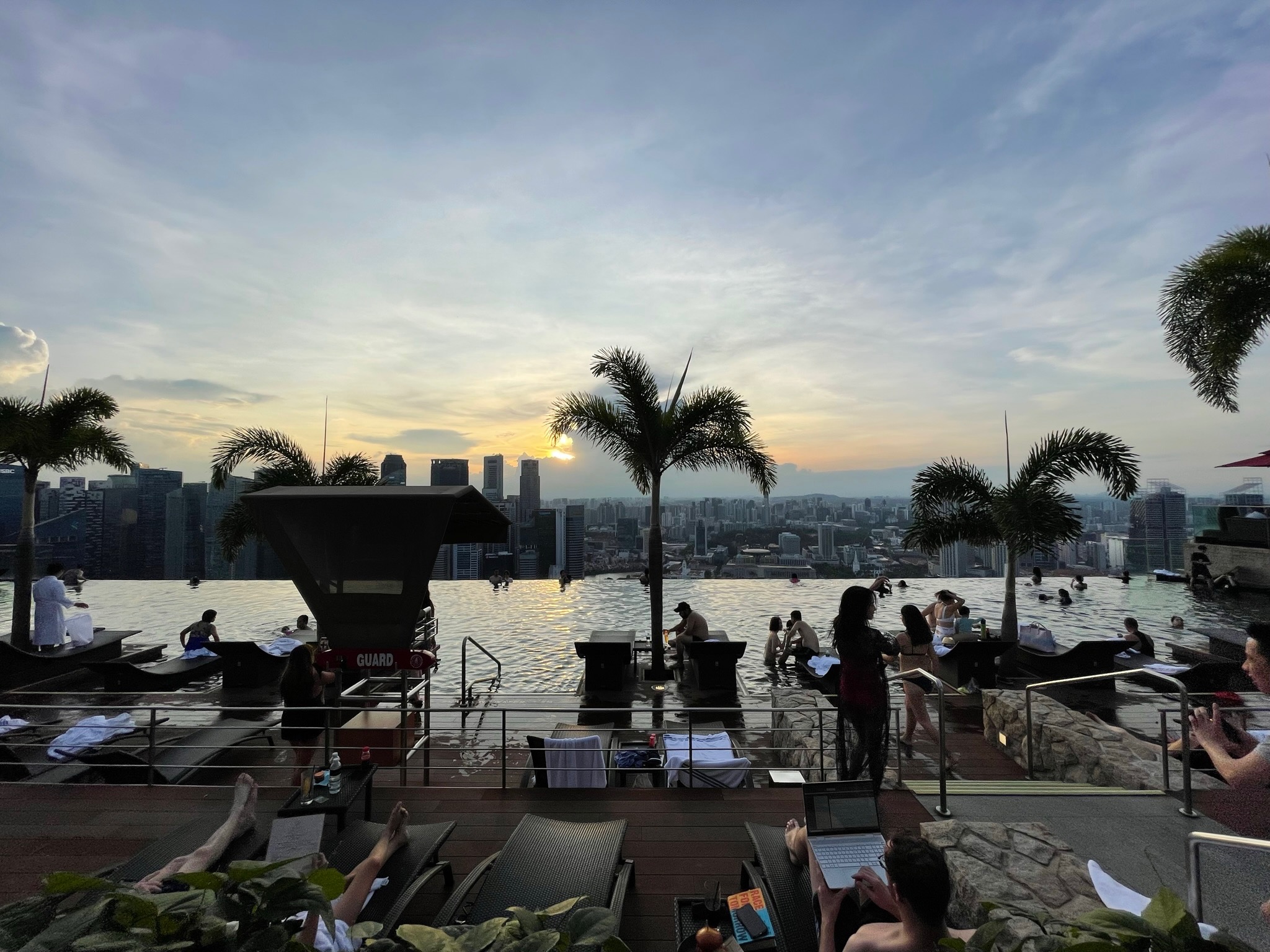 sunset_at_the_infinity_pool__marina_bay_sands