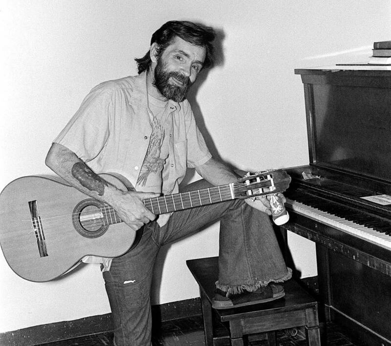 charles_manson_with_a_guitar