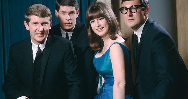 THE SEEKERS: THE BEST OF THE SEEKERS, CONSIDERED (2023): You say goodbye, then wave hello | Elsewhere by Graham Reid