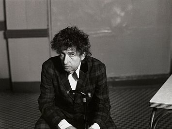 BOB DYLAN: FRAGMENTS: TIME OUT OF MIND SESSIONS 1996-1997; THE BOOTLEG SERIES VOL 17 (2023): Darkness but a beckoning light ahead