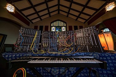 WHEN POP PLUGGED IN (2025): Synth-pop from the junkshops