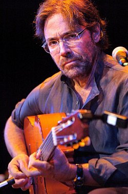 AL DI MEOLA INTERVIEWED (2009): Guitarist from the loud to the listener